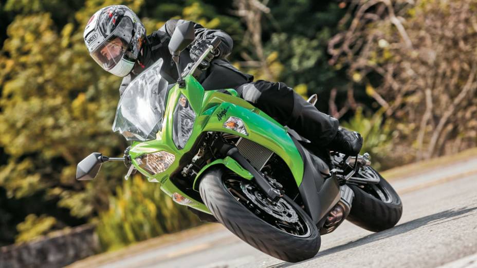 Além da ciclística, os faróis e a carenagem foram redesenhados | <a href="https://beta-develop.quatrorodas.abril.com.br/moto/testes/kawasaki-ninja-650-702413.shtml" rel="migration">Leia mais</a>