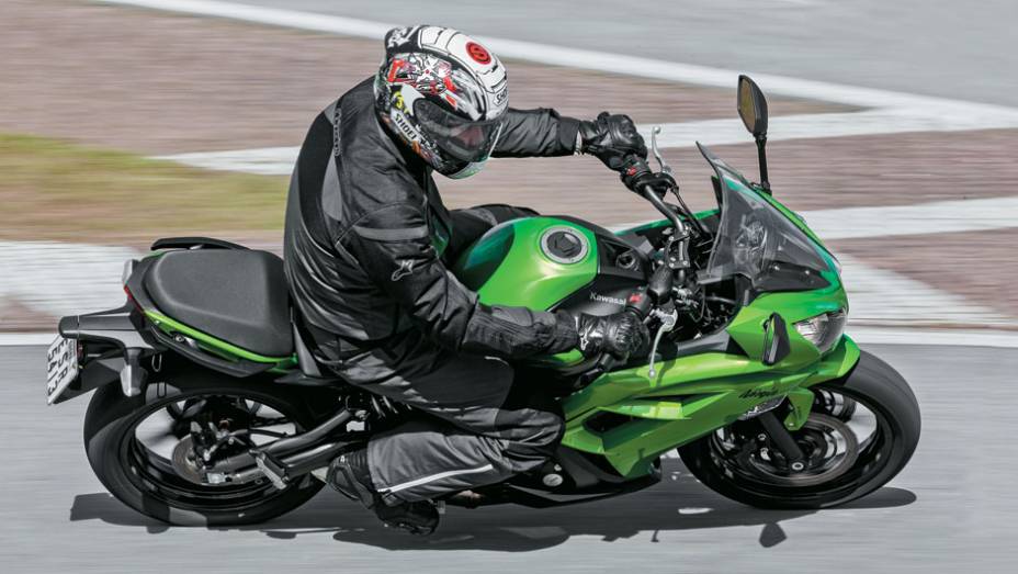 Estabilidade para estradas e até em incursões na pista | <a href="https://beta-develop.quatrorodas.abril.com.br/moto/testes/kawasaki-ninja-650-702413.shtml" rel="migration">Leia mais</a>