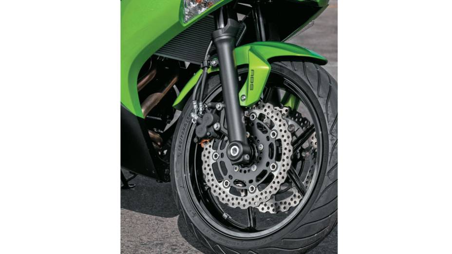 Dois discos margarida com ABS opcional | <a href="https://beta-develop.quatrorodas.abril.com.br/moto/testes/kawasaki-ninja-650-702413.shtml" rel="migration">Leia mais</a>