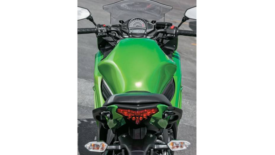 Cockpit estreito e bolha com 3 regulagens | <a href="https://beta-develop.quatrorodas.abril.com.br/moto/testes/kawasaki-ninja-650-702413.shtml" rel="migration">Leia mais</a>