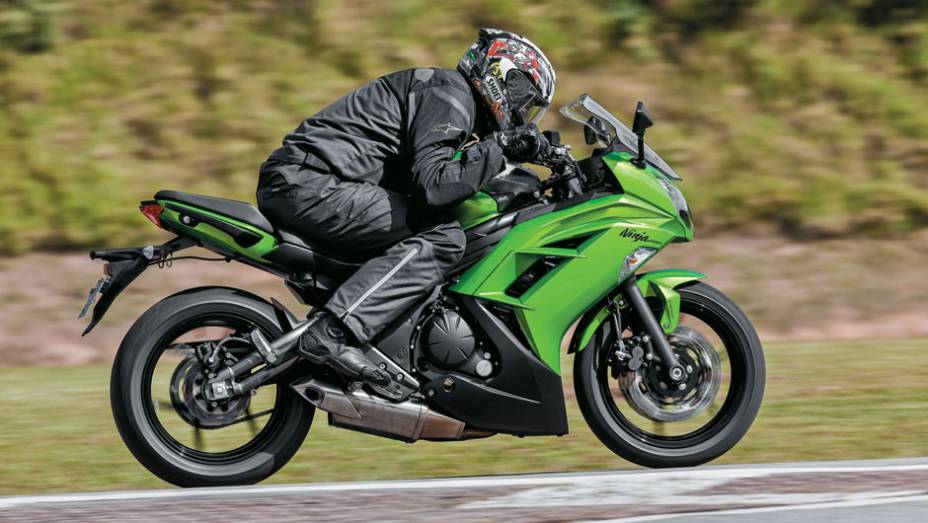 Design atual, com linhas retas e cantos vivos, e excelente aerodinâmica | <a href="https://beta-develop.quatrorodas.abril.com.br/moto/testes/kawasaki-ninja-650-702413.shtml" rel="migration">Leia mais</a>