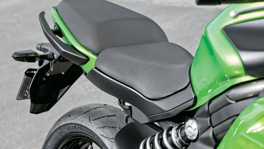 Banco bipartido, com ótima alça para garupa | <a href="https://beta-develop.quatrorodas.abril.com.br/moto/testes/kawasaki-ninja-650-702413.shtml" rel="migration">Leia mais</a> Banco bipartido, com ótima alça para garupa | <a href="https://beta-develop.quatrorodas.abril.com.br/moto/testes/kawasaki-ninja-650-702413.shtml" rel="migration">Leia mais</a>