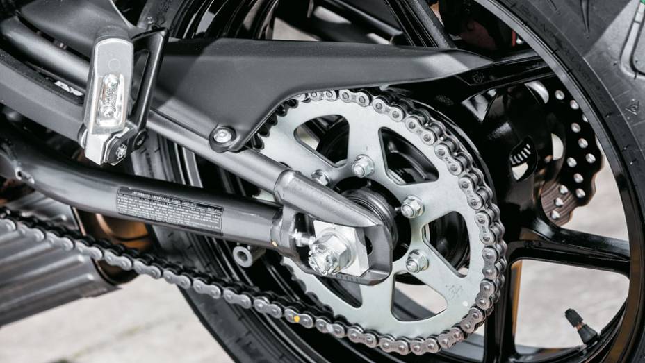 Transmissão por corrente e rodas de liga leve | <a href="https://beta-develop.quatrorodas.abril.com.br/moto/testes/kawasaki-ninja-650-702413.shtml" rel="migration">Leia mais</a> Transmissão por corrente e rodas de liga leve | <a href="https://beta-develop.quatrorodas.abril.com.br/moto/testes/kawasaki-ninja-650-702413.shtml" rel="migration">Leia mais</a>