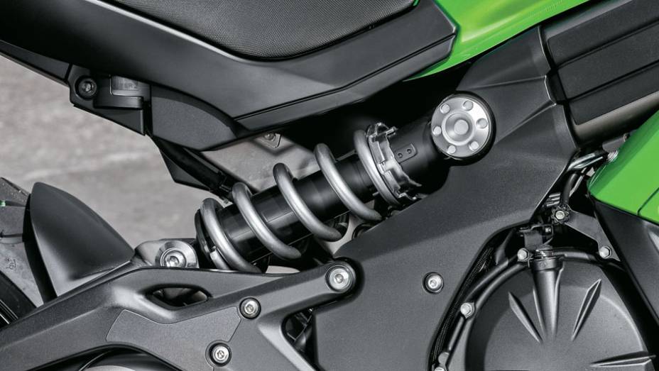 Amortecedor e mola expostos na lateral | <a href="https://beta-develop.quatrorodas.abril.com.br/moto/testes/kawasaki-ninja-650-702413.shtml" rel="migration">Leia mais</a>