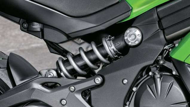 Amortecedor e mola expostos na lateral | <a href="https://beta-develop.quatrorodas.abril.com.br/moto/testes/kawasaki-ninja-650-702413.shtml" rel="migration">Leia mais</a> Amortecedor e mola expostos na lateral | <a href="https://beta-develop.quatrorodas.abril.com.br/moto/testes/kawasaki-ninja-650-702413.shtml" rel="migration">Leia mais</a>