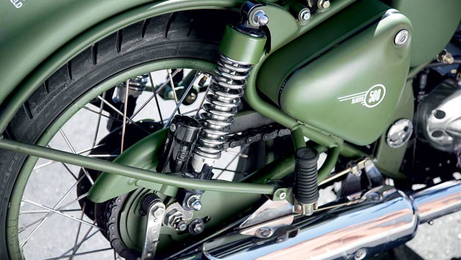 Reforçada e de acabamento rústico: militar | <a href="https://beta-develop.quatrorodas.abril.com.br/moto/testes/royal-enfield-classic-500-military-green-705420.shtml" rel="migration">Leia mais</a>