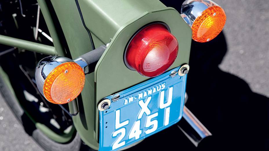 Piscas cromados destoam do aspecto geral | <a href="https://beta-develop.quatrorodas.abril.com.br/moto/testes/royal-enfield-classic-500-military-green-705420.shtml" rel="migration">Leia mais</a> Piscas cromados destoam do aspecto geral | <a href="https://beta-develop.quatrorodas.abril.com.br/moto/testes/royal-enfield-classic-500-military-green-705420.shtml" rel="migration">Leia mais</a>