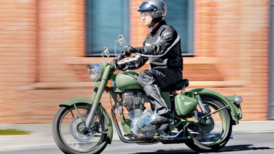Pilotagem ereta, muito confortável e diferente das atuais | <a href="https://beta-develop.quatrorodas.abril.com.br/moto/testes/royal-enfield-classic-500-military-green-705420.shtml" rel="migration">Leia mais</a>