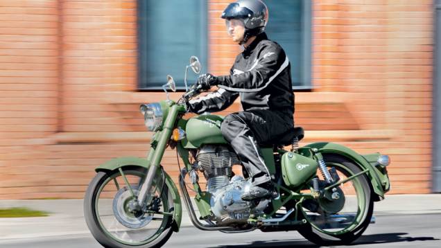 Pilotagem ereta, muito confortável e diferente das atuais | <a href="https://beta-develop.quatrorodas.abril.com.br/moto/testes/royal-enfield-classic-500-military-green-705420.shtml" rel="migration">Leia mais</a> Pilotagem ereta, muito confortável e diferente das atuais | <a href="https://beta-develop.quatrorodas.abril.com.br/moto/testes/royal-enfield-classic-500-military-green-705420.shtml" rel="migration">Leia mais</a>