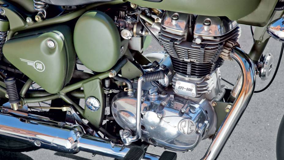 Cilindrão também pode ser ligado por pedal | <a href="https://beta-develop.quatrorodas.abril.com.br/moto/testes/royal-enfield-classic-500-military-green-705420.shtml" rel="migration">Leia mais</a>
