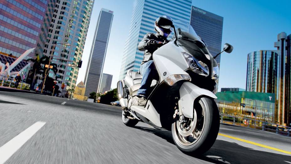 Aguardado no Brasil, o TMax ganha nova versão lá fora | <a href="https://beta-develop.quatrorodas.abril.com.br/moto/testes/yamaha-tmax-530-705211.shtml" rel="migration">Leia mais</a>