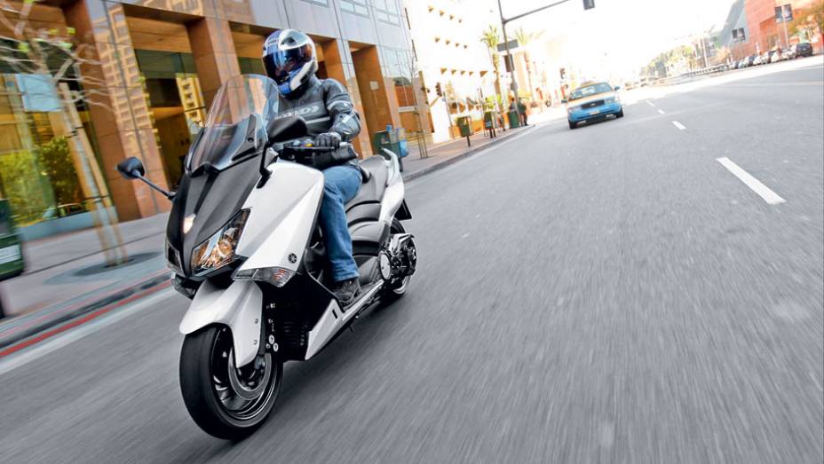 Novo design, mais retilíneo, ressalta a esportividade | <a href="https://beta-develop.quatrorodas.abril.com.br/moto/testes/yamaha-tmax-530-705211.shtml" rel="migration">Leia mais</a>