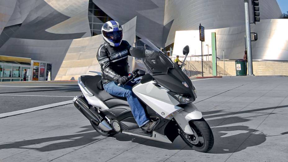 Apesar do porte e do peso de 217 kg, boa maneabilidade | <a href="https://beta-develop.quatrorodas.abril.com.br/moto/testes/yamaha-tmax-530-705211.shtml" rel="migration">Leia mais</a>