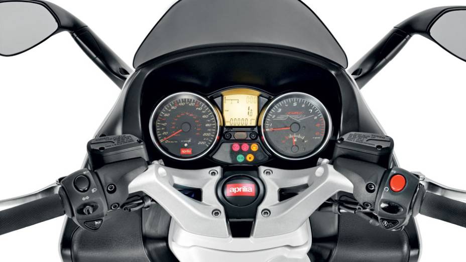 Mostradores com ponteiros e LCD central | <a href="https://beta-develop.quatrorodas.abril.com.br/moto/testes/aprilia-srv-850-713547.shtml" rel="migration">Leia mais</a>