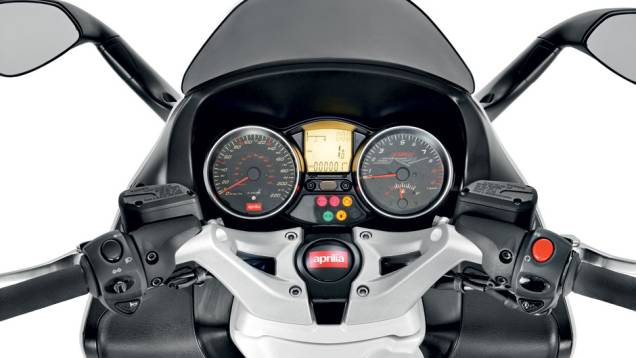 Mostradores com ponteiros e LCD central | <a href="https://beta-develop.quatrorodas.abril.com.br/moto/testes/aprilia-srv-850-713547.shtml" rel="migration">Leia mais</a> Mostradores com ponteiros e LCD central | <a href="https://beta-develop.quatrorodas.abril.com.br/moto/testes/aprilia-srv-850-713547.shtml" rel="migration">Leia mais</a>