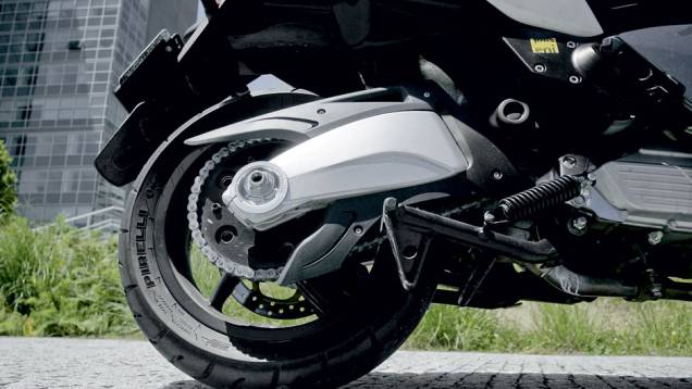 Balança de liga leve e freio traseiro a disco | <a href="https://beta-develop.quatrorodas.abril.com.br/moto/testes/aprilia-srv-850-713547.shtml" rel="migration">Leia mais</a> Balança de liga leve e freio traseiro a disco | <a href="https://beta-develop.quatrorodas.abril.com.br/moto/testes/aprilia-srv-850-713547.shtml" rel="migration">Leia mais</a>