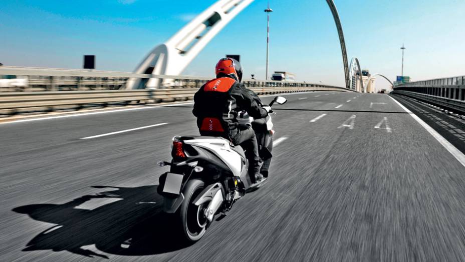 Na estrada, conforto e emoção andam juntos. E rápido | <a href="https://beta-develop.quatrorodas.abril.com.br/moto/testes/aprilia-srv-850-713547.shtml" rel="migration">Leia mais</a>