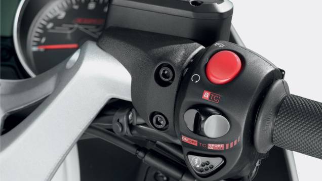Botão do controle de tração ATC | <a href="https://beta-develop.quatrorodas.abril.com.br/moto/testes/aprilia-srv-850-713547.shtml" rel="migration">Leia mais</a> Botão do controle de tração ATC | <a href="https://beta-develop.quatrorodas.abril.com.br/moto/testes/aprilia-srv-850-713547.shtml" rel="migration">Leia mais</a>