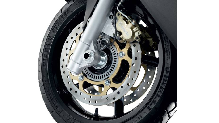 Dois discos com ABS na frente | <a href="https://beta-develop.quatrorodas.abril.com.br/moto/testes/aprilia-srv-850-713547.shtml" rel="migration">Leia mais</a>