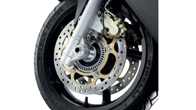 Dois discos com ABS na frente | <a href="https://beta-develop.quatrorodas.abril.com.br/moto/testes/aprilia-srv-850-713547.shtml" rel="migration">Leia mais</a> Dois discos com ABS na frente | <a href="https://beta-develop.quatrorodas.abril.com.br/moto/testes/aprilia-srv-850-713547.shtml" rel="migration">Leia mais</a>