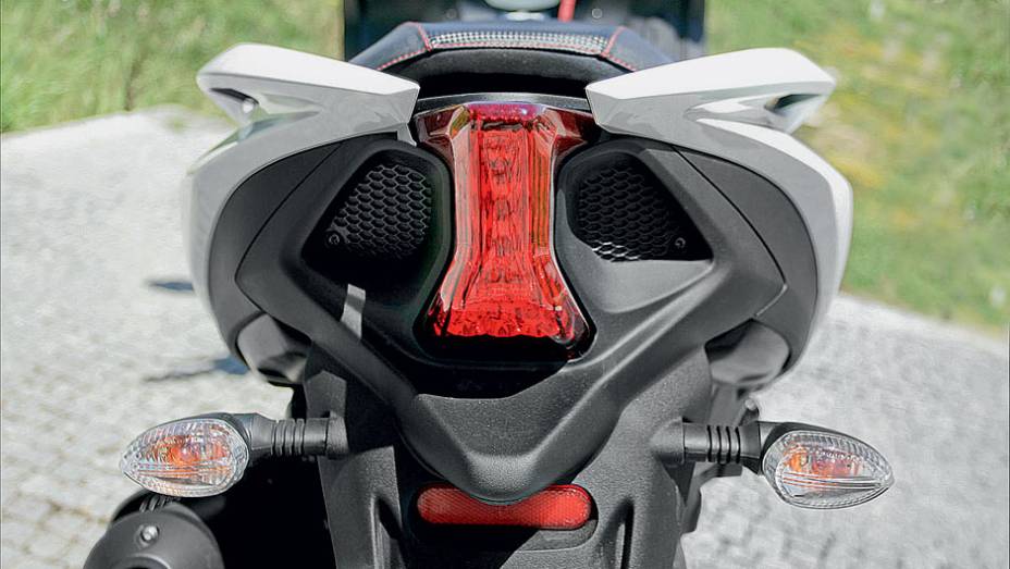 Lanterna e rabeta da Aprilia Dorsoduro 1200 | <a href="https://beta-develop.quatrorodas.abril.com.br/moto/testes/aprilia-srv-850-713547.shtml" rel="migration">Leia mais</a>