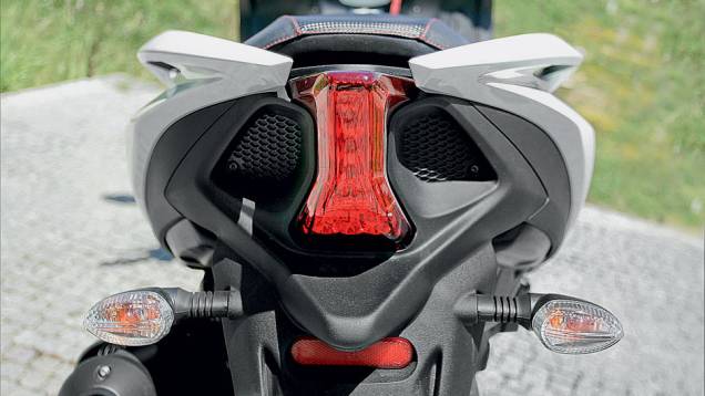Lanterna e rabeta da Aprilia Dorsoduro 1200 | <a href="https://beta-develop.quatrorodas.abril.com.br/moto/testes/aprilia-srv-850-713547.shtml" rel="migration">Leia mais</a> Lanterna e rabeta da Aprilia Dorsoduro 1200 | <a href="https://beta-develop.quatrorodas.abril.com.br/moto/testes/aprilia-srv-850-713547.shtml" rel="migration">Leia mais</a>