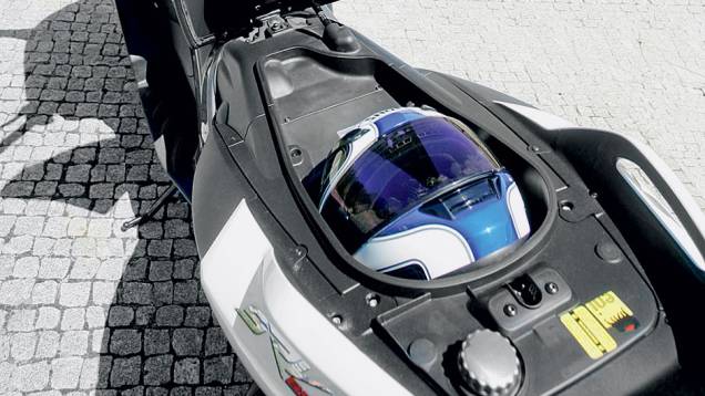 Espaço limitado sob o banco: só o capacete | <a href="https://beta-develop.quatrorodas.abril.com.br/moto/testes/aprilia-srv-850-713547.shtml" rel="migration">Leia mais</a> Espaço limitado sob o banco: só o capacete | <a href="https://beta-develop.quatrorodas.abril.com.br/moto/testes/aprilia-srv-850-713547.shtml" rel="migration">Leia mais</a>