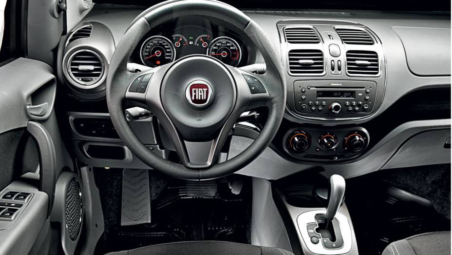 Painel conta com seis saídas de ar | <a href="https://beta-develop.quatrorodas.abril.com.br/carros/comparativos/sedas-automaticos-cobalt-x-siena-x-voyage-704089.shtml" rel="migration">Leia mais</a> Painel conta com seis saídas de ar | <a href="https://beta-develop.quatrorodas.abril.com.br/carros/comparativos/sedas-automaticos-cobalt-x-siena-x-voyage-704089.shtml" rel="migration">Leia mais</a>