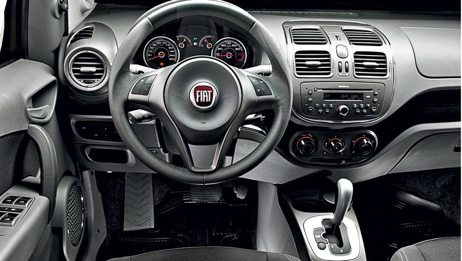 Painel conta com seis saídas de ar | <a href="https://beta-develop.quatrorodas.abril.com.br/carros/comparativos/sedas-automaticos-cobalt-x-siena-x-voyage-704089.shtml" rel="migration">Leia mais</a> Painel conta com seis saídas de ar | <a href="https://beta-develop.quatrorodas.abril.com.br/carros/comparativos/sedas-automaticos-cobalt-x-siena-x-voyage-704089.shtml" rel="migration">Leia mais</a>