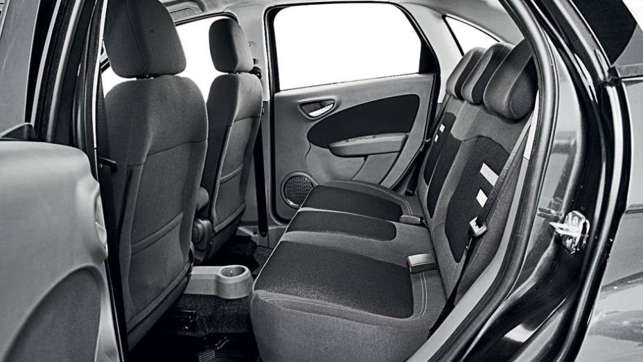 Banco traseiro tem encosto de cabeça, mas falta cinto de três pontos | <a href="https://beta-develop.quatrorodas.abril.com.br/carros/comparativos/sedas-automaticos-cobalt-x-siena-x-voyage-704089.shtml" rel="migration">Leia mais</a> Banco traseiro tem encosto de cabeça, mas falta cinto de três pontos | <a href="https://beta-develop.quatrorodas.abril.com.br/carros/comparativos/sedas-automaticos-cobalt-x-siena-x-voyage-704089.shtml" rel="migration">Leia mais</a>