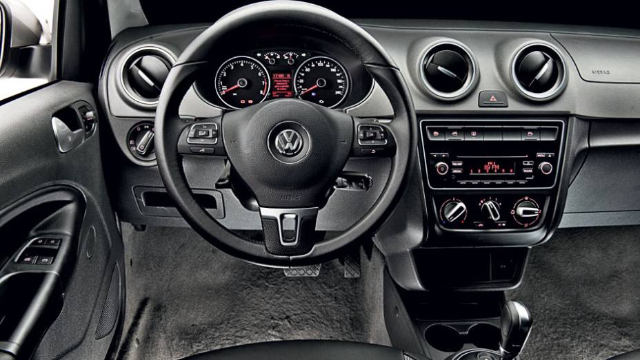 Painel se destaca pelo acabamento superior | <a href="https://beta-develop.quatrorodas.abril.com.br/carros/comparativos/sedas-automaticos-cobalt-x-siena-x-voyage-704089.shtml" rel="migration">Leia mais</a> Painel se destaca pelo acabamento superior | <a href="https://beta-develop.quatrorodas.abril.com.br/carros/comparativos/sedas-automaticos-cobalt-x-siena-x-voyage-704089.shtml" rel="migration">Leia mais</a>