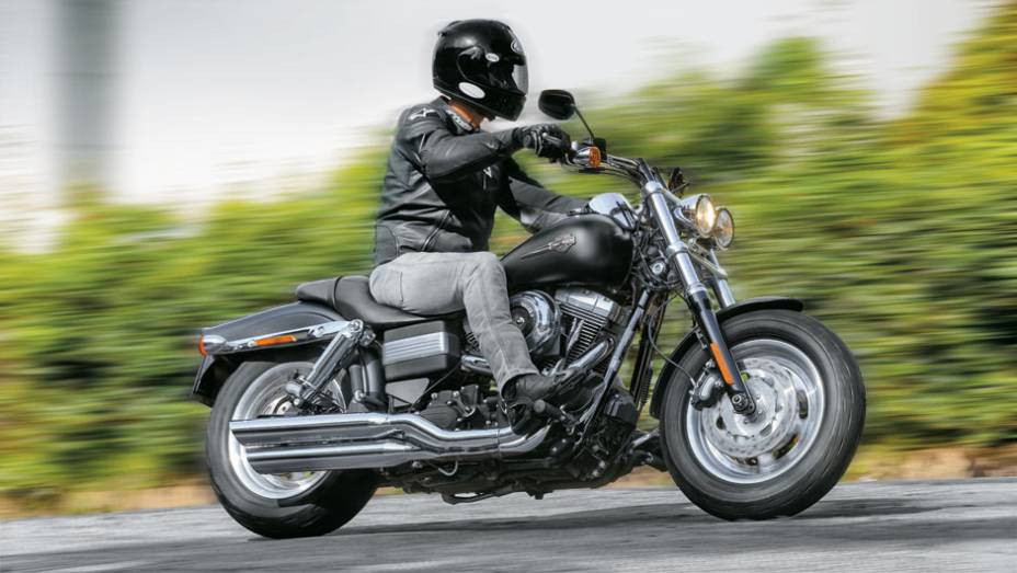 Far&oacute;is duplos e preto fosco: street fighter | <a href="https://beta-develop.quatrorodas.abril.com.br/moto/testes/harley-davidson-fat-bob-729835.shtml" rel="migration">Leia mais</a>