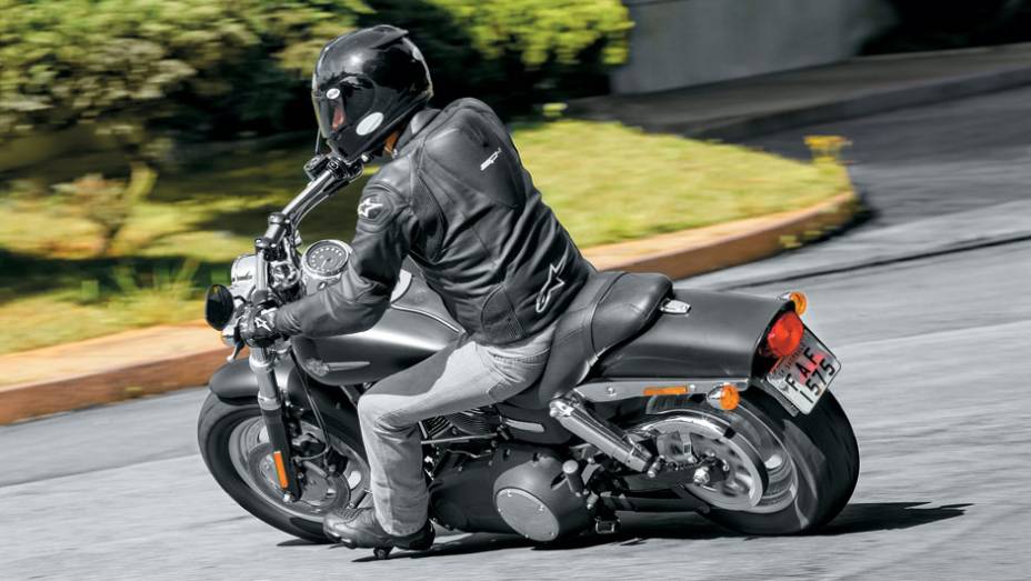 Boa estabilidade, raspando pedaleira | <a href="https://beta-develop.quatrorodas.abril.com.br/moto/testes/harley-davidson-fat-bob-729835.shtml" rel="migration">Leia mais</a>