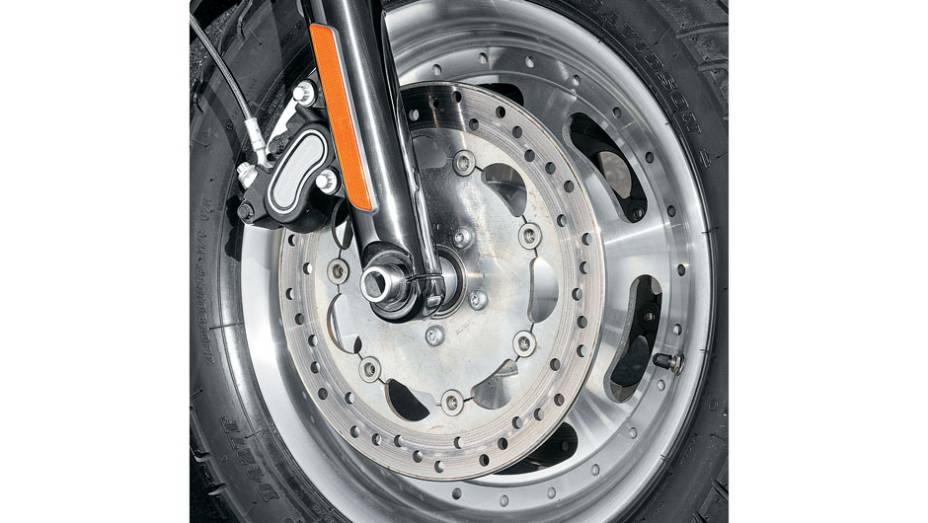 Dois discos e pinças duplas na dianteira | <a href="https://beta-develop.quatrorodas.abril.com.br/moto/testes/harley-davidson-fat-bob-729835.shtml" rel="migration">Leia mais</a>