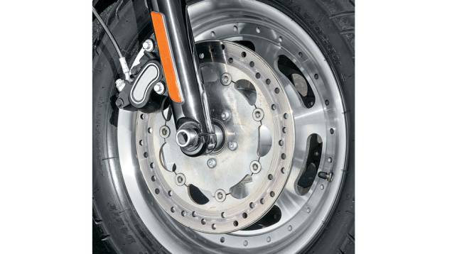 Dois discos e pinças duplas na dianteira | <a href="https://beta-develop.quatrorodas.abril.com.br/moto/testes/harley-davidson-fat-bob-729835.shtml" rel="migration">Leia mais</a> Dois discos e pinças duplas na dianteira | <a href="https://beta-develop.quatrorodas.abril.com.br/moto/testes/harley-davidson-fat-bob-729835.shtml" rel="migration">Leia mais</a>