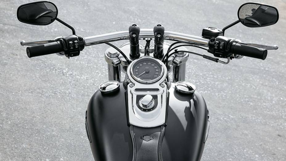 Guidão T-bar e duas tampas: a da esquerda mostra o nível do tanque | <a href="https://beta-develop.quatrorodas.abril.com.br/moto/testes/harley-davidson-fat-bob-729835.shtml" rel="migration">Leia mais</a>