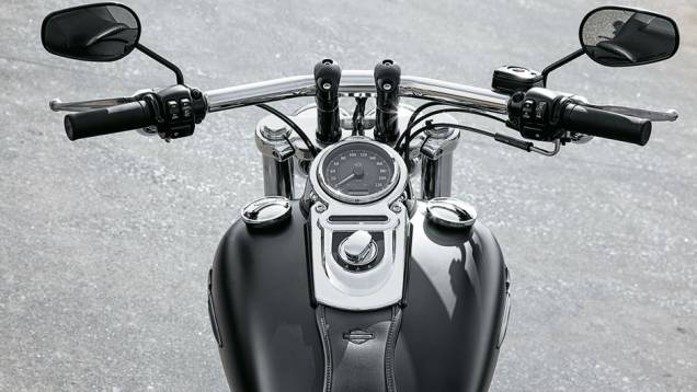 Guidão T-bar e duas tampas: a da esquerda mostra o nível do tanque | <a href="https://beta-develop.quatrorodas.abril.com.br/moto/testes/harley-davidson-fat-bob-729835.shtml" rel="migration">Leia mais</a> Guidão T-bar e duas tampas: a da esquerda mostra o nível do tanque | <a href="https://beta-develop.quatrorodas.abril.com.br/moto/testes/harley-davidson-fat-bob-729835.shtml" rel="migration">Leia mais</a>