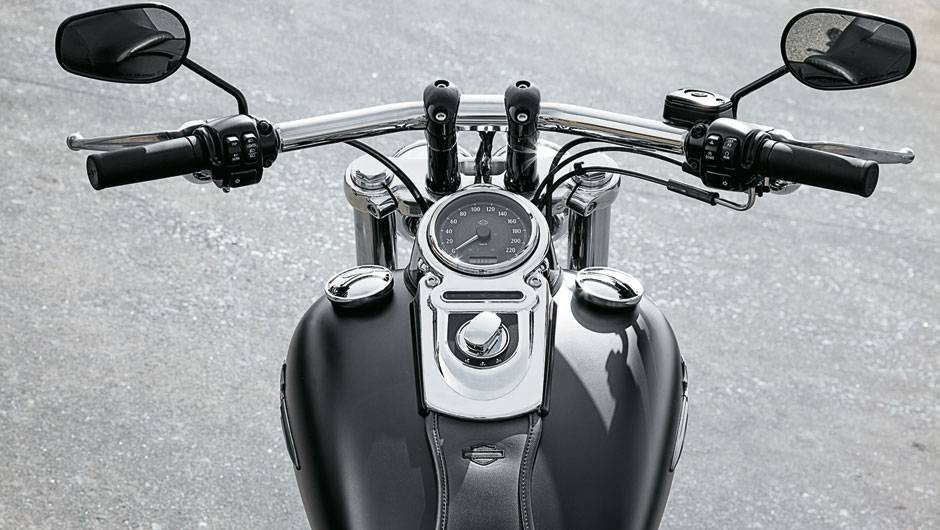 Guidão T-bar e duas tampas: a da esquerda mostra o nível do tanque | <a href="https://beta-develop.quatrorodas.abril.com.br/moto/testes/harley-davidson-fat-bob-729835.shtml" rel="migration">Leia mais</a> Guidão T-bar e duas tampas: a da esquerda mostra o nível do tanque | <a href="https://beta-develop.quatrorodas.abril.com.br/moto/testes/harley-davidson-fat-bob-729835.shtml" rel="migration">Leia mais</a>