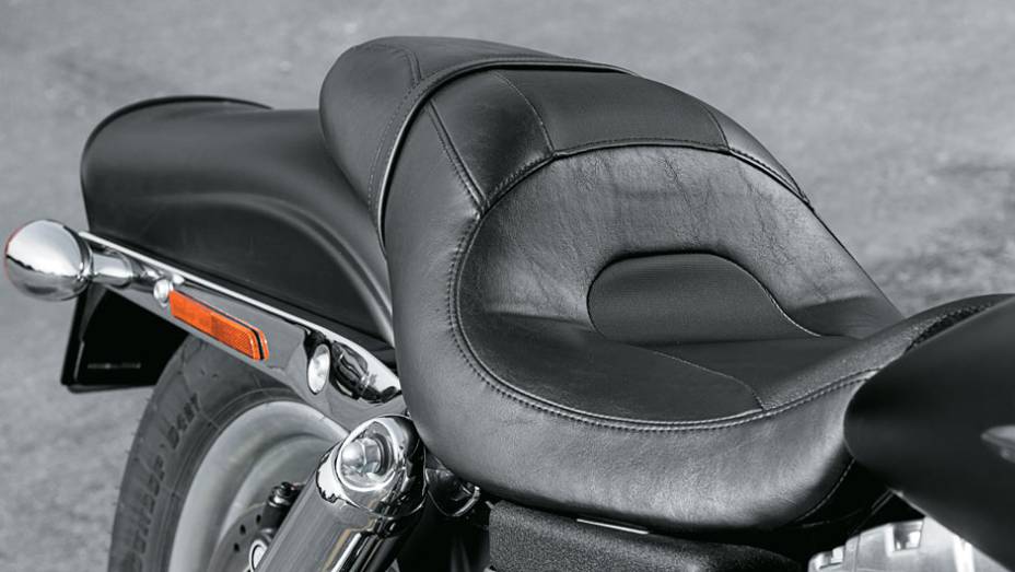 Como de praxe na marca, banco confortável | <a href="https://beta-develop.quatrorodas.abril.com.br/moto/testes/harley-davidson-fat-bob-729835.shtml" rel="migration">Leia mais</a>