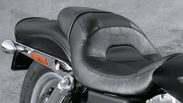 Como de praxe na marca, banco confortável | <a href="https://beta-develop.quatrorodas.abril.com.br/moto/testes/harley-davidson-fat-bob-729835.shtml" rel="migration">Leia mais</a> Como de praxe na marca, banco confortável | <a href="https://beta-develop.quatrorodas.abril.com.br/moto/testes/harley-davidson-fat-bob-729835.shtml" rel="migration">Leia mais</a>