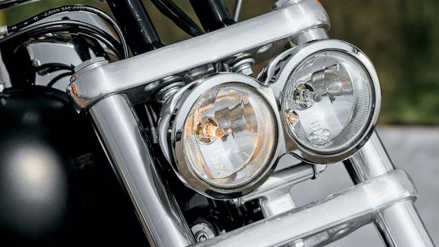 Faróis duplos unidos em um só grupo: marca registrada do modelo | <a href="https://beta-develop.quatrorodas.abril.com.br/moto/testes/harley-davidson-fat-bob-729835.shtml" rel="migration">Leia mais</a> Faróis duplos unidos em um só grupo: marca registrada do modelo | <a href="https://beta-develop.quatrorodas.abril.com.br/moto/testes/harley-davidson-fat-bob-729835.shtml" rel="migration">Leia mais</a>