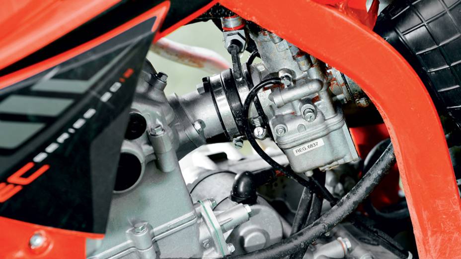 Sem necessidade de atender a limites de emiss&atilde;o, a Cami usa um carburador Dell˚Orto | <a href="%20https://beta-develop.quatrorodas.abril.com.br/moto/testes/gas-gas-ec-250f-cami-730784.shtml" rel="migration">Leia mais</a>