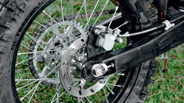 Disco traseiro de pinça simples da marca AJP | <a href="https://beta-develop.quatrorodas.abril.com.br/moto/testes/gas-gas-ec-250f-cami-730784.shtml" rel="migration">Leia mais</a> Disco traseiro de pinça simples da marca AJP | <a href="https://beta-develop.quatrorodas.abril.com.br/moto/testes/gas-gas-ec-250f-cami-730784.shtml" rel="migration">Leia mais</a>