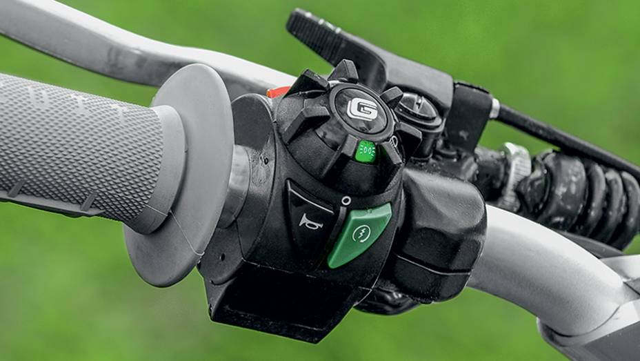 Punho esquerdo re&uacute;ne controle de luzes, buzina e pertida el&eacute;trica | <a href="https://beta-develop.quatrorodas.abril.com.br/moto/testes/gas-gas-ec-250f-cami-730784.shtml" rel="migration">Leia mais</a>