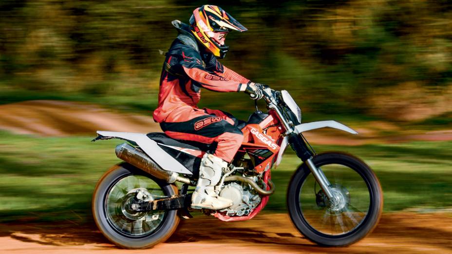 Compacta e leve, a Cami tem f&aacute;cil dirigibilidade nas estradas de terra | <a href="https://beta-develop.quatrorodas.abril.com.br/moto/testes/gas-gas-ec-250f-cami-730784.shtml" rel="migration">Leia mais</a>