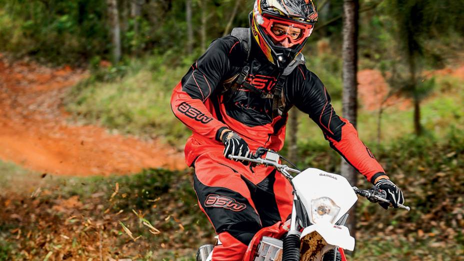 Deixar a estrada para tr&aacute;s &eacute; a especialidade da marca card&atilde; | <a href="https://beta-develop.quatrorodas.abril.com.br/moto/testes/gas-gas-ec-250f-cami-730784.shtml" rel="migration">Leia mais</a>