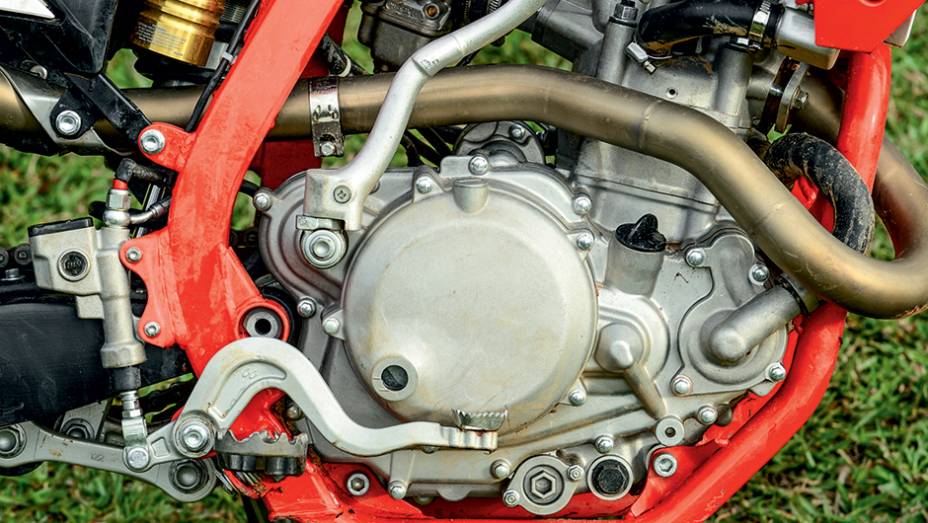 Amortecedor Sachs com links e ber&ccedil;o duplo | <a href="https://beta-develop.quatrorodas.abril.com.br/moto/testes/gas-gas-ec-250f-cami-730784.shtml" rel="migration">Leia mais</a>