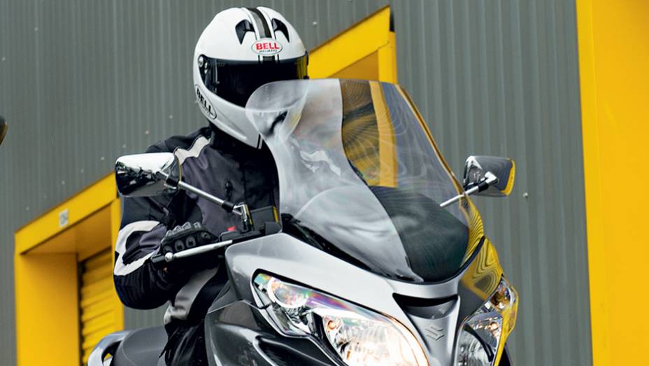 No Suzuki, maior porte e imponência de moto touring | <a href="https://beta-develop.quatrorodas.abril.com.br/moto/testes/dafra-citicom-300i-x-suzuki-burgman-730676.shtmll" rel="migration">Leia mais</a>