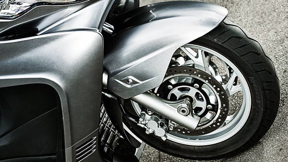 Dois discos com pinças duplas na dianteira | <a href="https://beta-develop.quatrorodas.abril.com.br/moto/testes/dafra-citicom-300i-x-suzuki-burgman-730676.shtmll" rel="migration">Leia mais</a> Dois discos com pinças duplas na dianteira | <a href="https://beta-develop.quatrorodas.abril.com.br/moto/testes/dafra-citicom-300i-x-suzuki-burgman-730676.shtmll" rel="migration">Leia mais</a>