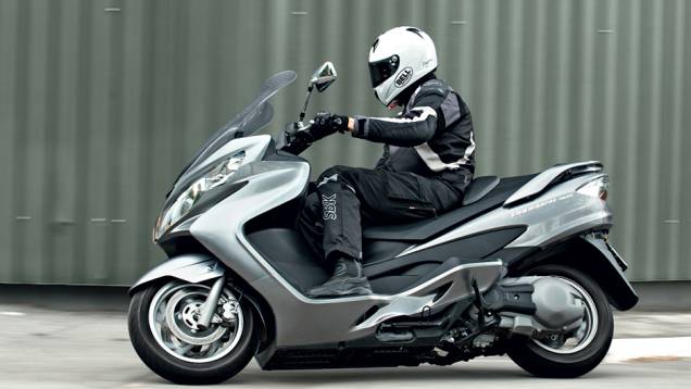 Postura e conforto de piloto e garupa superiores no 400 | <a href="https://beta-develop.quatrorodas.abril.com.br/moto/testes/dafra-citicom-300i-x-suzuki-burgman-730676.shtmll" rel="migration">Leia mais</a> Postura e conforto de piloto e garupa superiores no 400 | <a href="https://beta-develop.quatrorodas.abril.com.br/moto/testes/dafra-citicom-300i-x-suzuki-burgman-730676.shtmll" rel="migration">Leia mais</a>